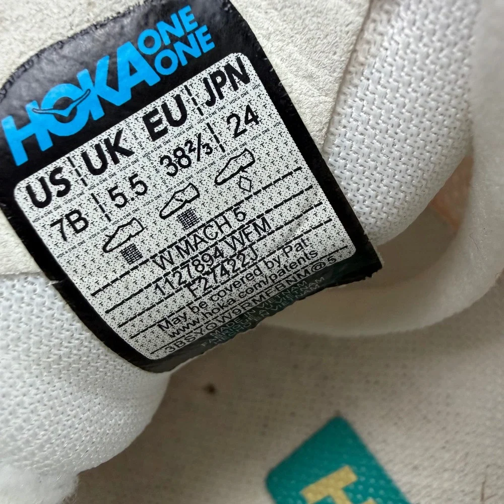 Hoka One One mach road